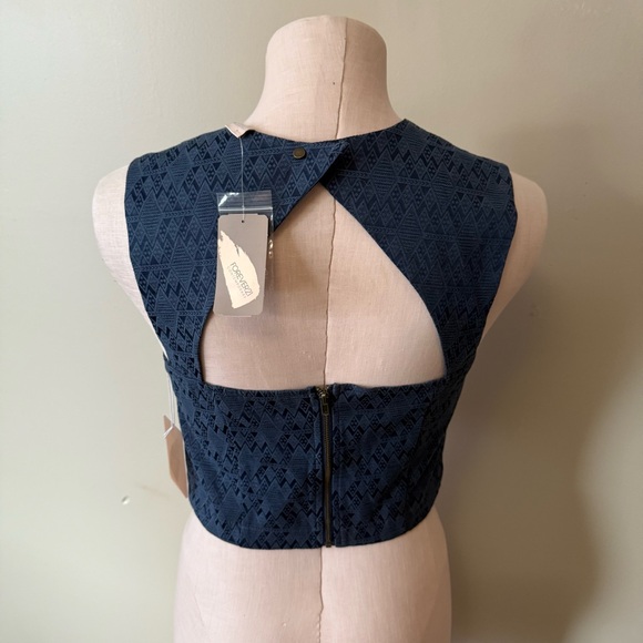 FOREVER 21 NWT Crop Top With Cutout Back - Picture 5 of 10